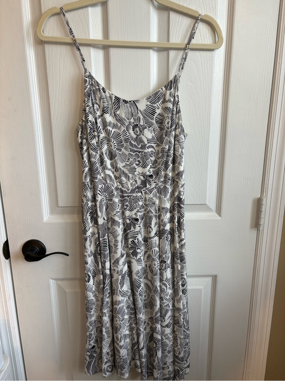 Old Navy Fit & Flare Cami Dress in Black & White Floral, Size Medium